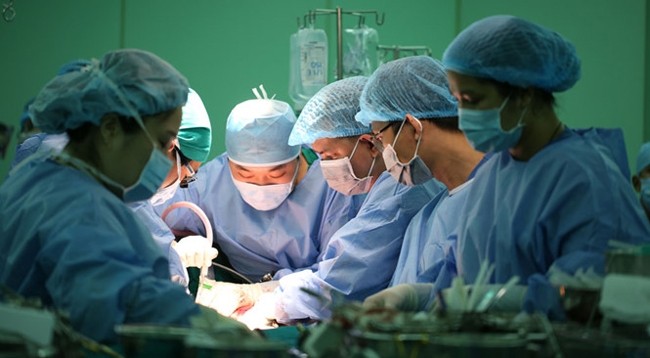 Врачи выполняют операцию по трансплантации печени. Фото: thanhnien.vn