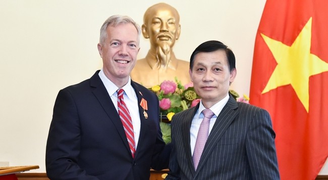 Бывший посол Тед Осиус награжден орденом Дружбы Вьетнама за его вклад в укрепление сотрудничества между Вьетнамом и США. Фото: baoquocte.vn