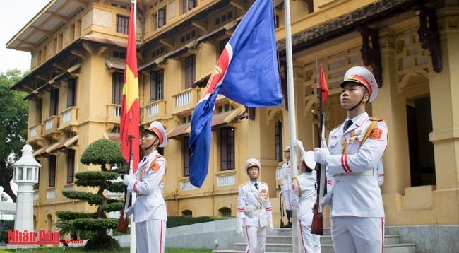 Ежегодная церемония поднятия флага в честь годовщины АСЕАН стала гордой традицией всех государств-членов АСЕАН. Фото: Тхань Тхе