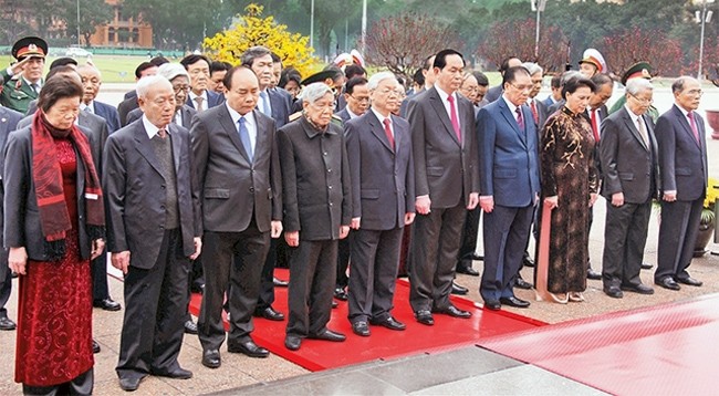 Руководители и бывшие руководители Компартии, государства и Отечественного фронта Вьетнама возложили венок и посетили мавзолей Президента Хо Ши Мина. Фото: Зуи Линь