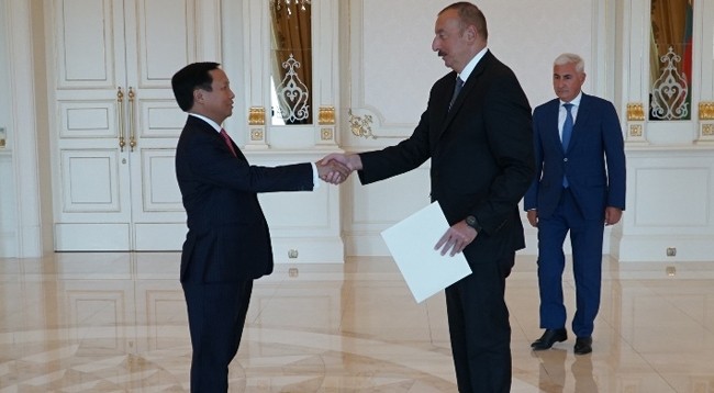 Посол Нго Дык Мань вручает верительные грамоты Президенту Азербайджана Ильхаму Алиеву. Фото: Куэ Ань