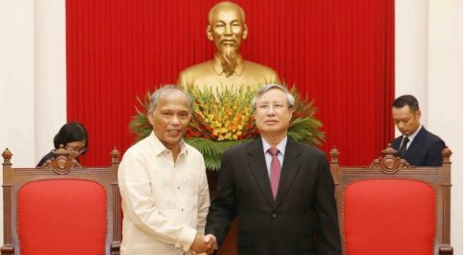Постоянный член Секретариата ЦК КПВ Чан Куок Выонг (справа) и Зампредседателя Партии PDP-Laban Альфонсо Гава Куси. Фото: VNA