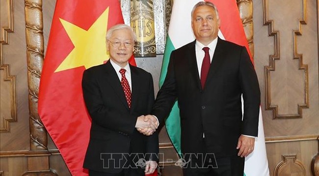 Генеральный секретарь ЦК КПВ Нгуен Фу Чонг (слева) и Премьер-министр Венгрии Виктор Орбан. Фото: VNA