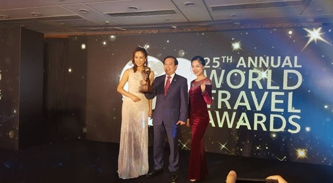 Представитель Вьетнама получает премию на церемонии награждения Всемирной туристической премии Азии и Австралии в Гонконге (Китай). Фото: vietnamtourism.gov.vn