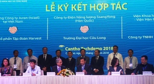 На церемонии открытия было заключено 10 договоров, соглашений между вьетнамскими и зарубежными предприятиями. Фото: Тхань Там