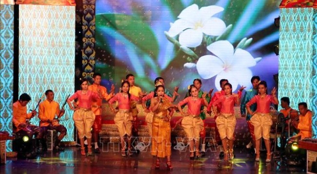 Любительские певцы исполняют кхмерскую народную песню. Фото: VNA