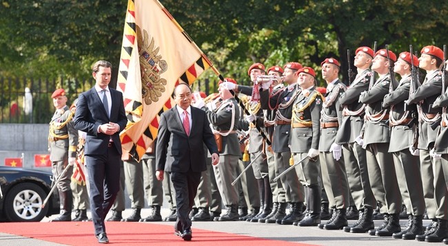 Премьер-министр Вьетнама Нгуен Суан Фук (справа) и Канцлер Австрии Себастьян Курц обходят строй почетного караула. Фото: VGP
