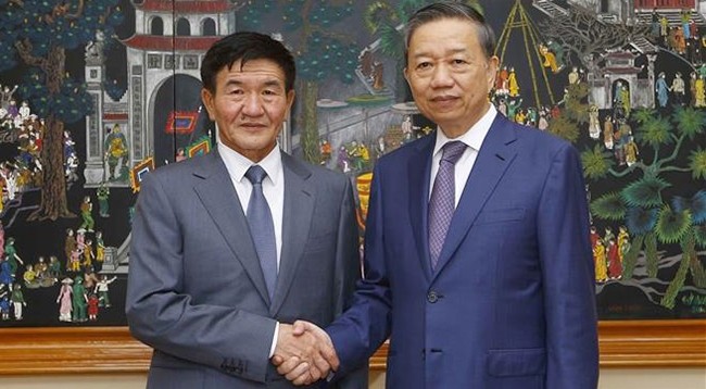 Глава МОБ Вьетнама То Лам (справа) и Глава Министерства юстиции и внутренних дел Монголии Ценд Нямдорж. Фото: VNA