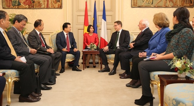 Вице-премьер Чинь Динь Зунг наносит визит вежливости Заместителю председателя Сената Франции Филиппу Даллиеру. Фото: VGP