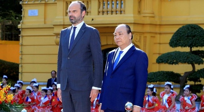 Премьер-министр Вьетнама Нгуен Суан Фук (справа) и Премьер-министр Франции Эдуар Филипп. Фото: VNA 
