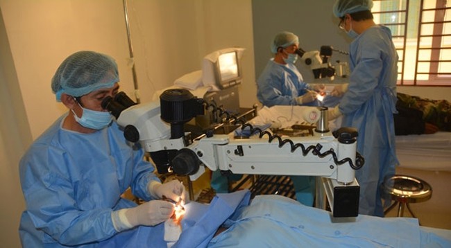 Вьетнамские врачи делают операции бедным камбоджийцам с глазной болезнью.