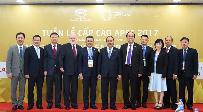 Премьер-министр Вьетнама Нгуен Суан Фук (в центре) и руководители отечественных и иностранных предприятий на Неделе лидеров АТЭС 2017. Фото: VGP