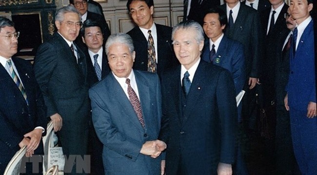 Генеральный секретарь ЦК КПВ До Мыой во время официального визита в Японию 18 и 19 апреля 1995 г. и Премьер-министр Японии Томиити Мураяма. Фото: VNA