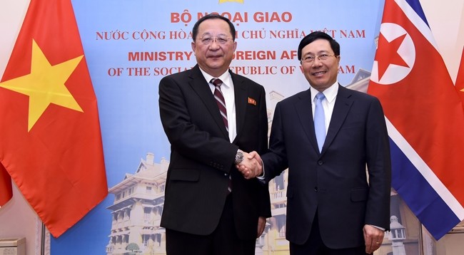 Вице-премьер, Министр иностранных дел Вьетнама Фам Бинь Минь (справа) и Министр иностранных дел КНДР Ли Ён Хо. Фото: МИД Вьетнама