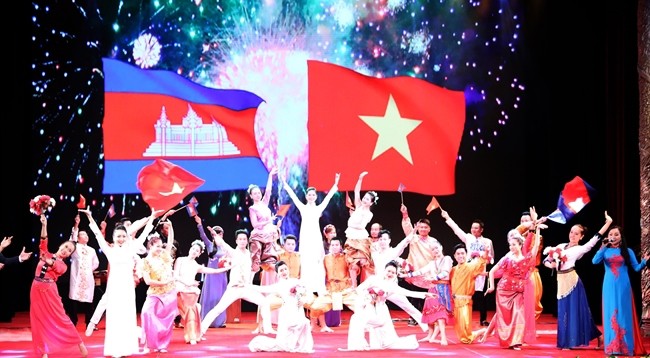 Художественный номер на состоявшейся 24 июня 2017 г. в Ханое церемонии, посвященной 50-летию установления дипотношений между Вьетнамом и Камбоджей. Фото: VNA