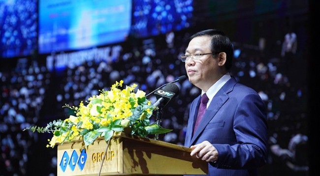 Вице-премьер Выонг Динь Хюэ выступает на форуме. Фото: vneconomy.vn
