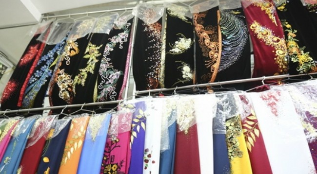 Ткани для шитья «аозая». Фото: ИЖВ