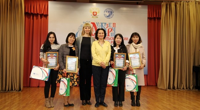 Представитель РУДН вручает грамоты университета вьетнамским русистам. Фото: Хоа Нгуен