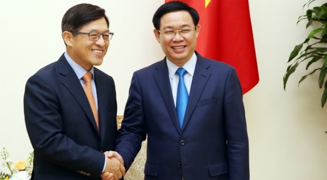 Вице-премьер Выонг Динь Хюэ (справа) и генеральный директор компании «Samsung» во Вьетнаме Шим Вонхван. Фото: VGP