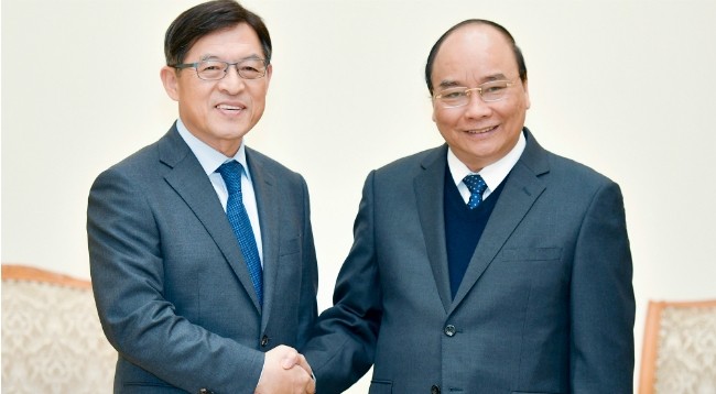 Премьер-министр Вьетнама Нгуен Суан Фук (справа) и Председатель, Генеральный директор южнокорейской корпорации «Samsung» Сим Вон Хван. Фото: VGP