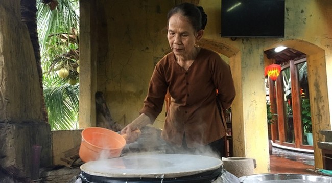 Повар готовит лапшу Куанг. Фото: tuoitre.vn