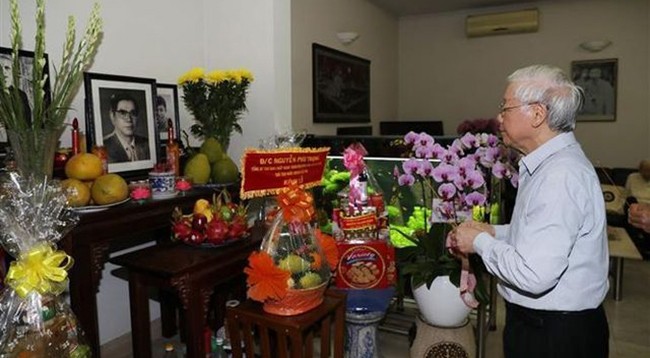 Генеральный секретарь ЦК КПВ, Президент Нгуен Фу Чонг зажигает благовония в память о бывшем Генеральном секретаре Нгуен Ван Лине. Фото: VNA