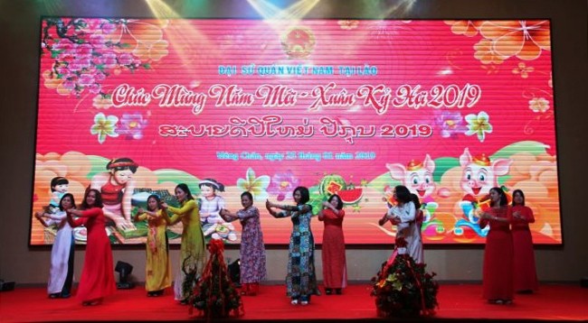 Танцевальный номер в рамках мероприятия в Посольстве Вьетнама в Лаосе. Фото: Суан Шон – Фам Жанг