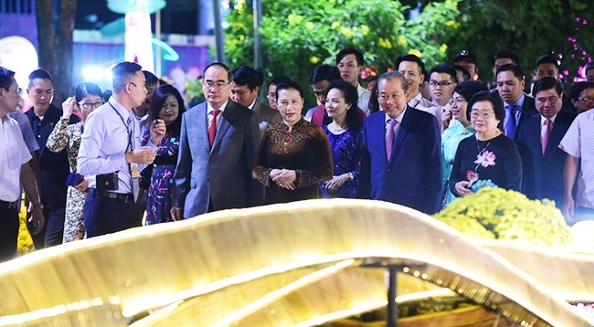 Руководители Партии и Государства посещают цветочную улицу Нгуенхюэ. Фото: tuoitre.vn