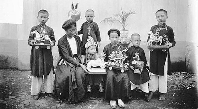 Новогодняя фотография семьи в Тонкине. Фото: thanhnien.vn