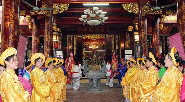 В первые дни Лунного Нового года жители столицы часто приходят в четыре священных храма Ханоя. Фото: vietnamtourism.gov.vn