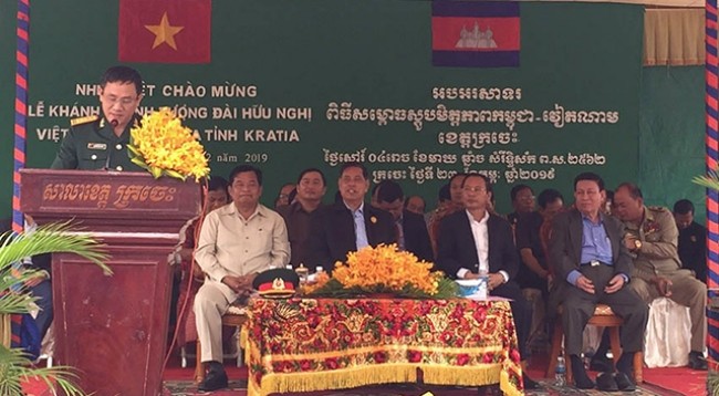 Делегаты на церемонии открытия памятника вьетнамско-камбоджийской дружбы. Фото: Нгуен Хиеп – Шон Синь