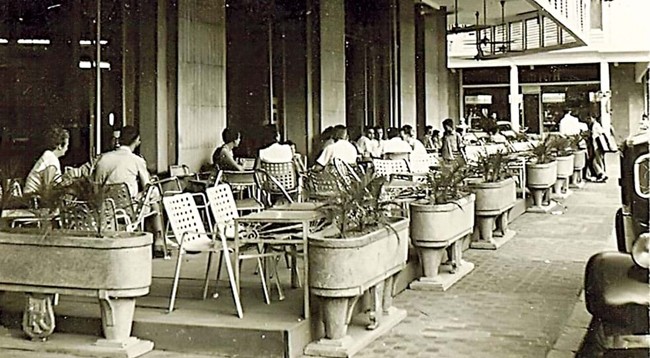 В конце 1954 года паб «Taverne Royale» на улице Бохо (ныне ул. Диньтиенхоанг) был переименован в лаунж-бар «Хоавьет».Фото: nguoidothi.net.vn