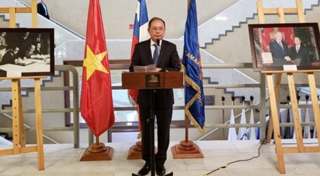 Посол Вьетнама в Чили Нгуен Нгок Шон выступает на церемонии. Фото: VOV