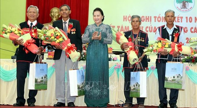 Председатель НС Нгуен Тхи Ким Нган вручает подарки старейшинам в провинциях плато Тэйнгуен. Фото: VNA