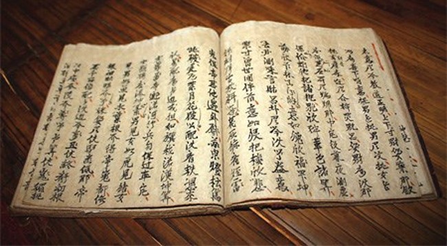 До появления техники гравировки на деревянных дощечках во Вьетнаме существовали только рукописные книги. Фото: baocaobang.vn