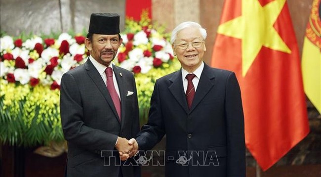 Генеральный секретарь ЦК КПВ, Президент Вьетнама Нгуен Фу Чонг (справа) и Султан Брунея Хаджи Хассанал Болкиах. Фото: VNA