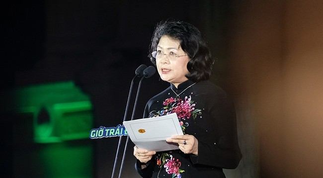 Вице-президент Данг Тхи Нгок Тхинь выступает на церемонии отключения света в «Час Земли» в Ханое. Фото: tuoitre.vn