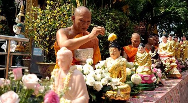 Обмывание статуи будды во время праздника Чаул Чам Тхмей. Фото: dantocmiennui.vn