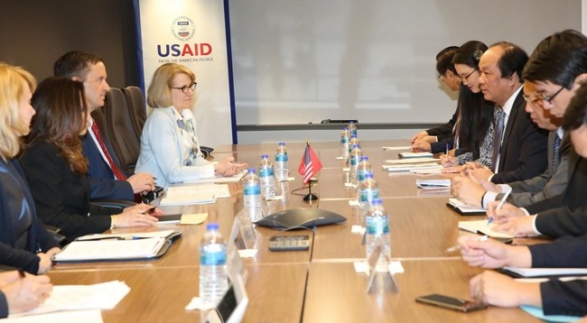 Министр, Заведующий ПКВ Май Тиен Зунг и делегация ПКВ на рабочей встрече с USAID. Фото: VNA