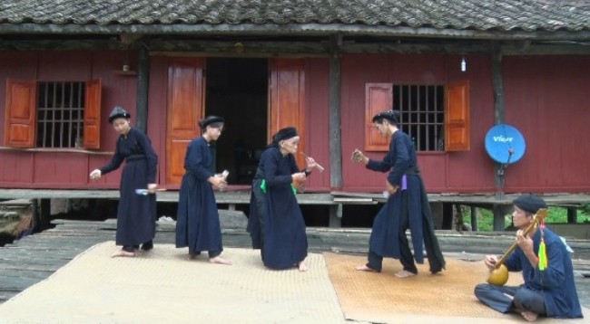 Ансамбль танца «тяу» состоит как минимум из 4 человек. Фото: baocaobang.vn