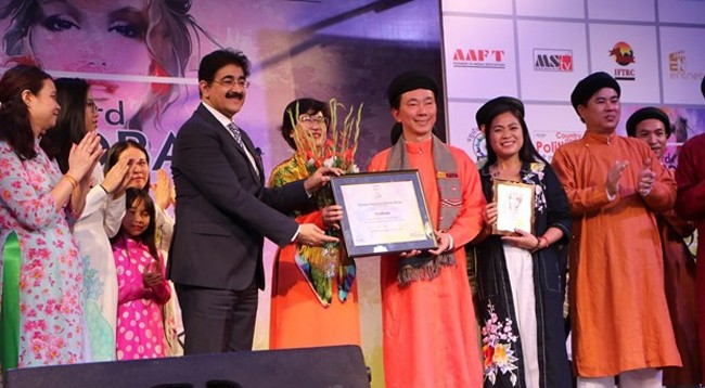 Посол Вьетнама в Индии Фам Шань Тяу получает сертификат об участии в программе. Фото: Vietnam+
