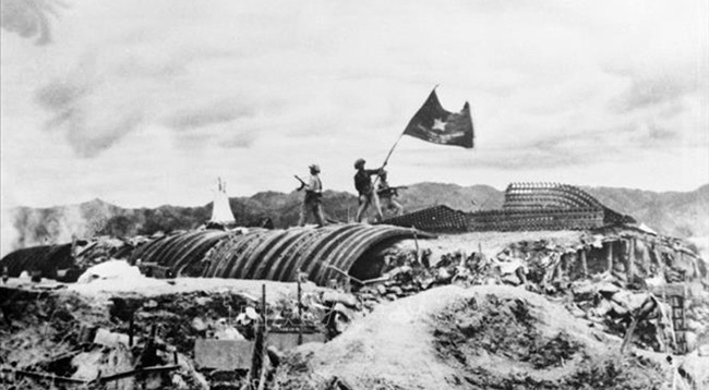 7 мая 1954, во второй половине дня, флаг Вьетнамской народной армии взвился над ставкой французского бригадного генерала де-Кастри, знаменуя полную победу в кампании при Дьенбьенфу.