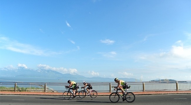 Заезд на велосипеде в рамках Триатлона. Фото: Ань Дао