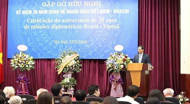 Постоянный Замминистра иностранных дел Буй Тхань Шон выступает на мероприятии. Фото: Тхань Тхе