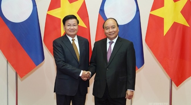 Премьер-министр Вьетнама Нгуен Суан Фук (справа) и Премьер-министр Лаоса Тхонглун Сисулит. Фото: VGP 