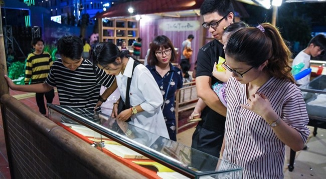 На стенде выставки представлено более 24 ценных книг, газет, журналов об истории и социокультуре. Фото: news.zing.vn