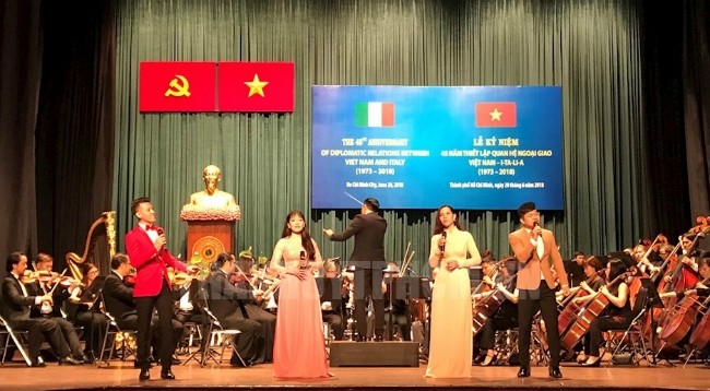 Художественный номер на церемонии празднования 45-летия со дня установления дипломатических отношений между Вьетнамом и Италией в 2018 г. Фото: hcmcpv.org.vn