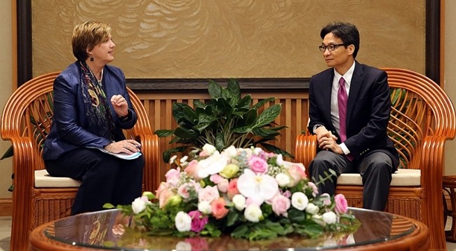 Вице-премьер Ву Дык Дам (справа) и Глава представительства ЮНИСЕФ во Вьетнаме Рана Флауэрс. Фото: baoquocte.vn