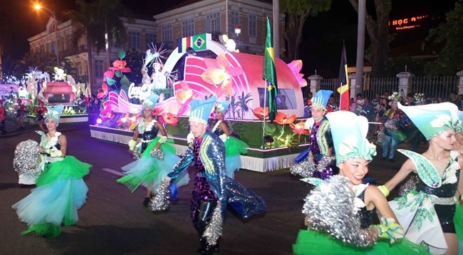 Танцоры выступают на карнавале. Фото: vietnamplus.vn