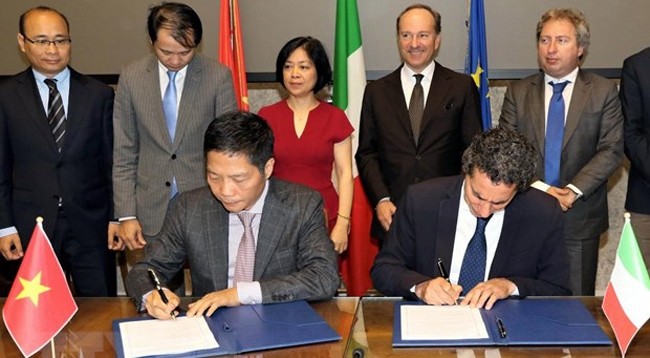 Министр промышленности и торговли Вьетнама Чан Туан Ань и Заместитель министра экономического развития Италии Андреа Чофи подписывают Меморандум. Фото: VNA